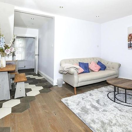 Lovely 2-Bed In Windsor Free Parking, 1 Mile From Legoland المظهر الخارجي الصورة