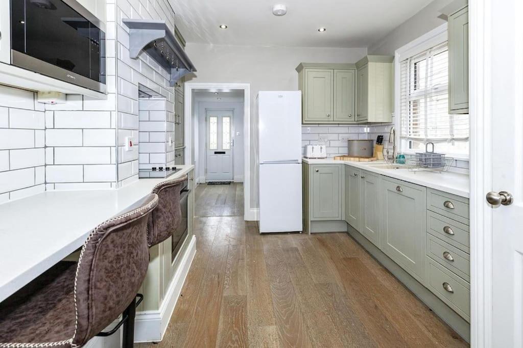 Lovely 2-Bed In Windsor Free Parking, 1 Mile From Legoland المظهر الخارجي الصورة