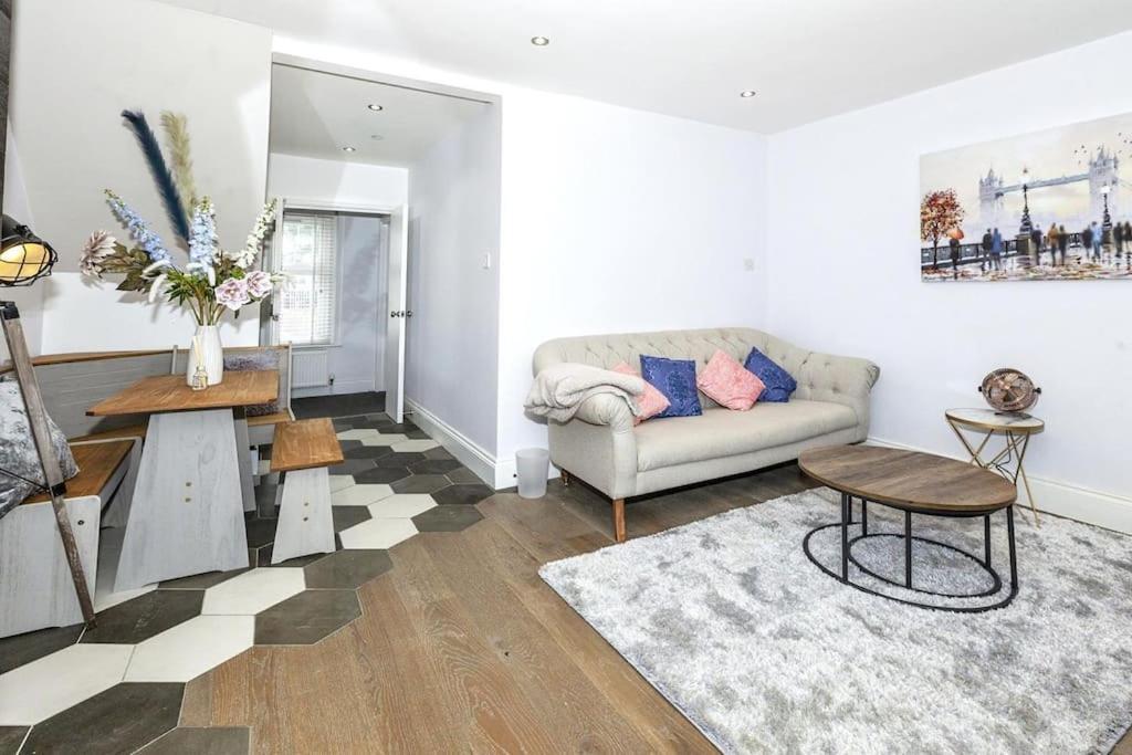 Lovely 2-Bed In Windsor Free Parking, 1 Mile From Legoland المظهر الخارجي الصورة